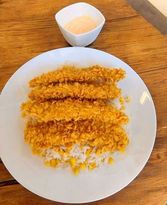Cornflakes csirkemell+Kukoricás rizs+Cheddar sajtszósz