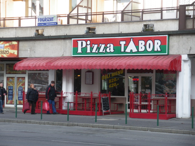 Bejárat távolabbról